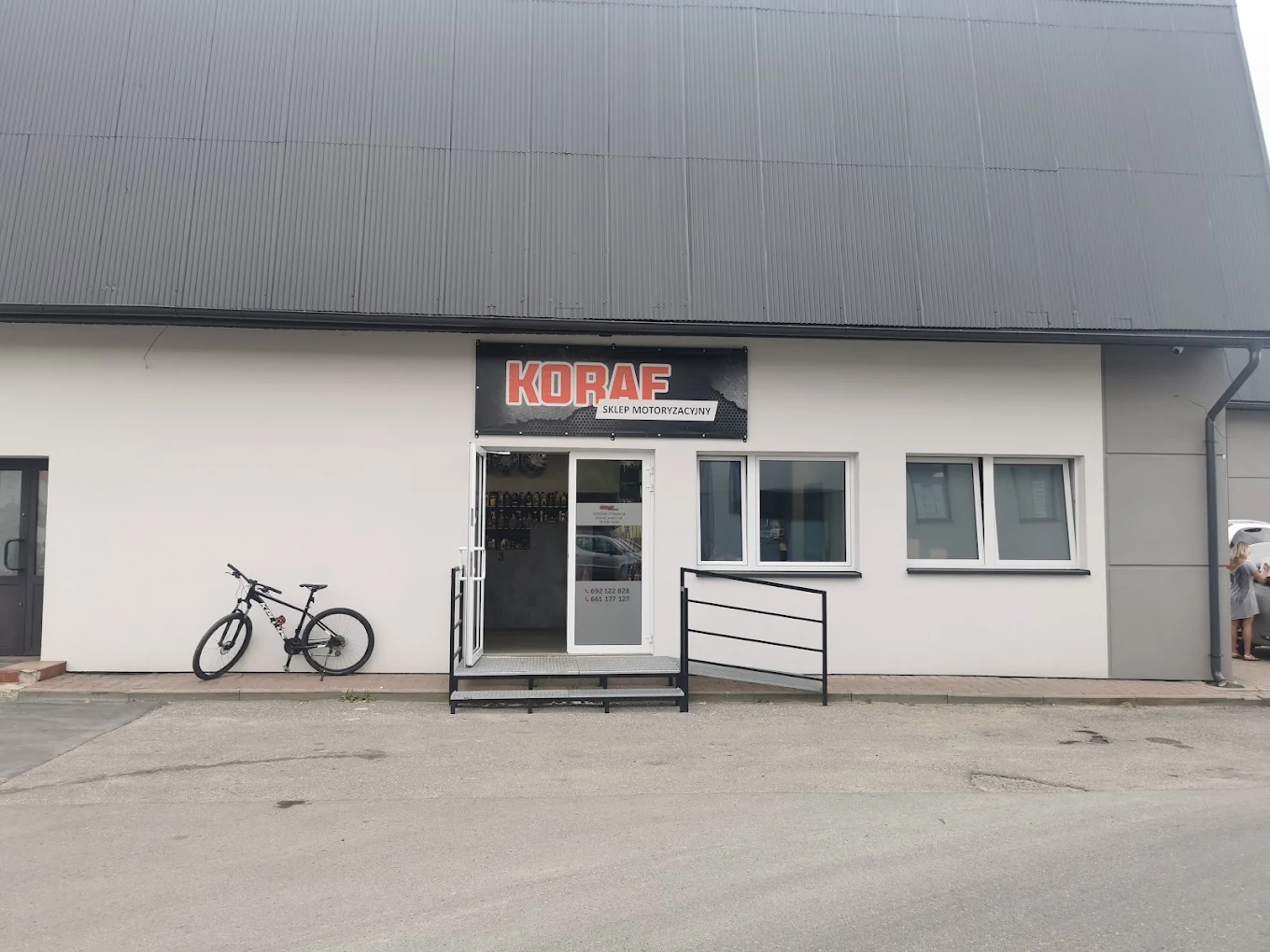 Wejście do sklepu KORAF w Mszanie Dolnej